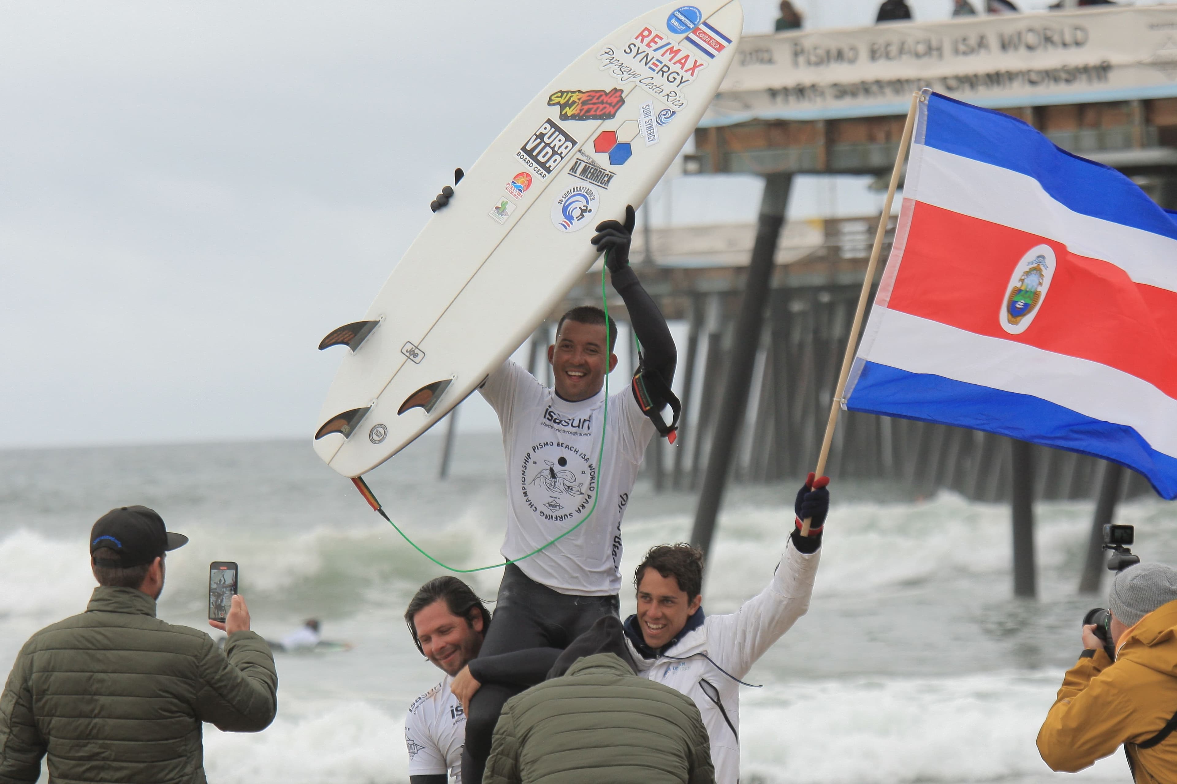 Todos juntos uniendo manos para hacer la porra